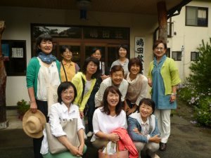 ニュー嶋田荘の前に集合したツァー参加者一同。